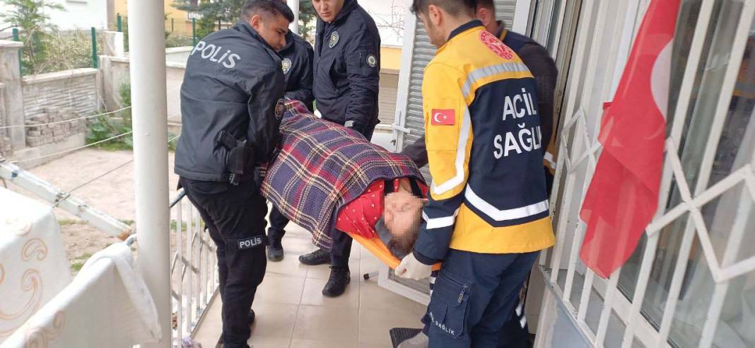 9 yaşındaki çocuğun ihbarıyla eve gelen polis, kadını bu halde buldu 6